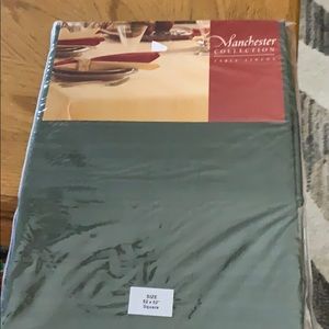 Two tablecloths : one red : one green